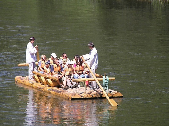 2.1263753106.traditional-slovak-boats-on-lake-orava